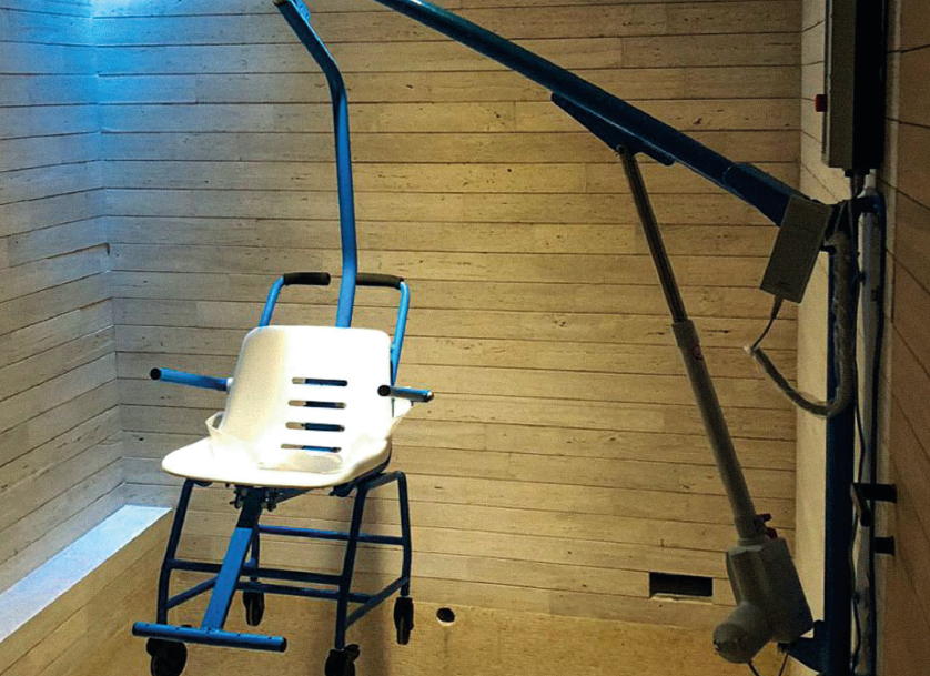 F130 wall-mounted pool lift