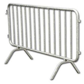 Free-standing tubular steel barrier